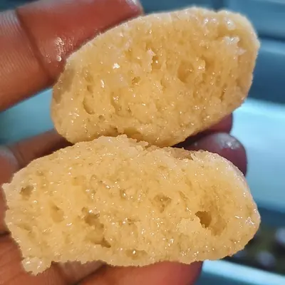 बीच से तोड़ी हुई बालूशाही — अंदर से खस्ता
