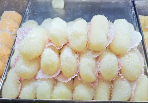 दुकान में चमचम की ट्रे